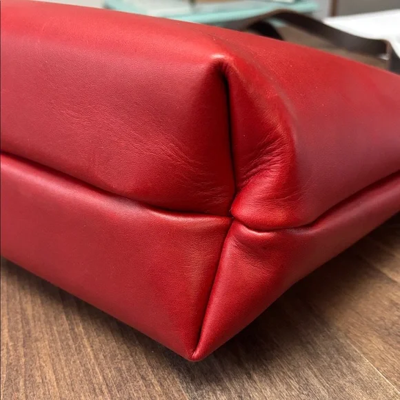 Portland Leather small Ruby tote. Zippered closure. - Picture 5 of 5